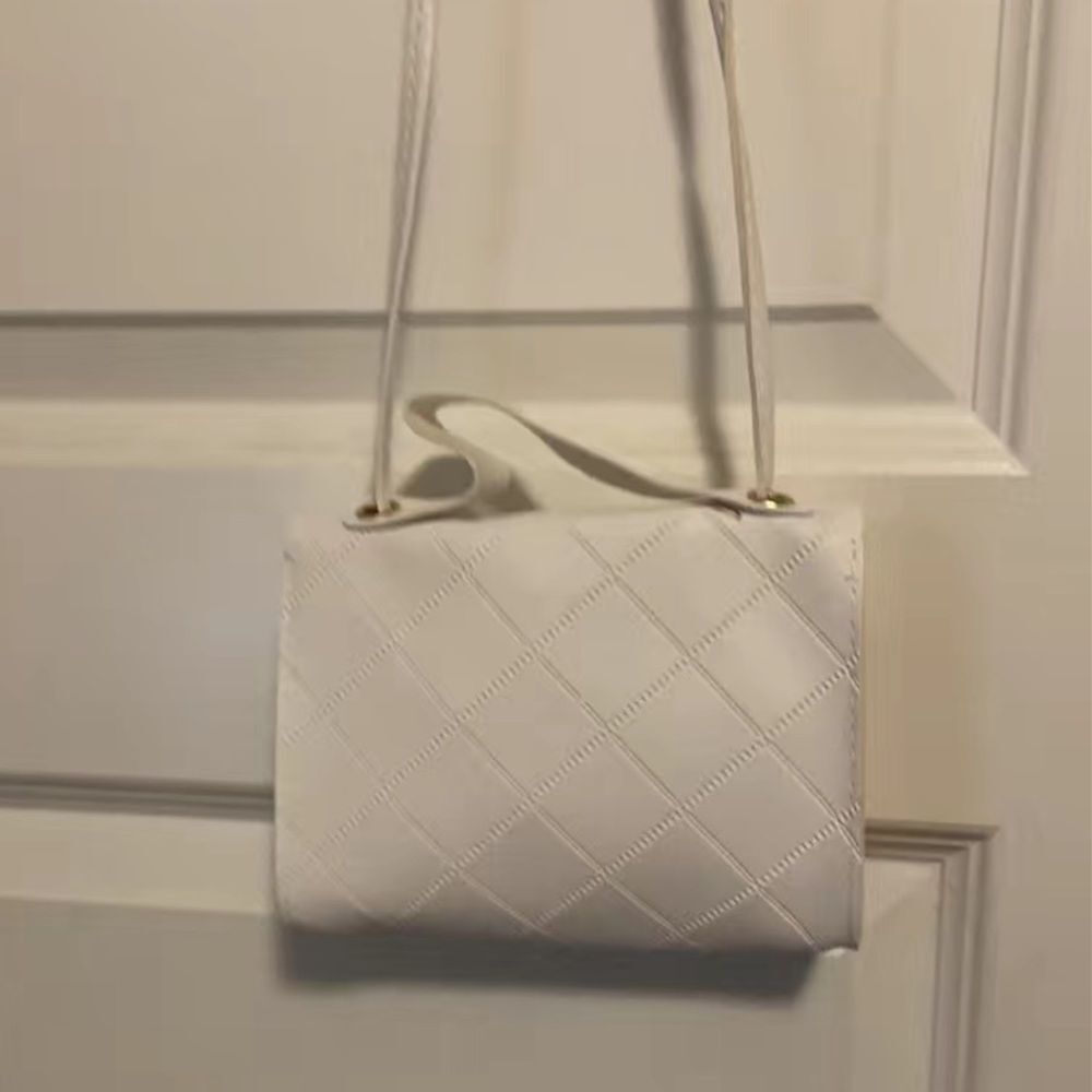 Women's White Argyle Embossed Shoulder Bag, Strap Buckle Decor Crossbody‎ Bag - Picture 5 of 7